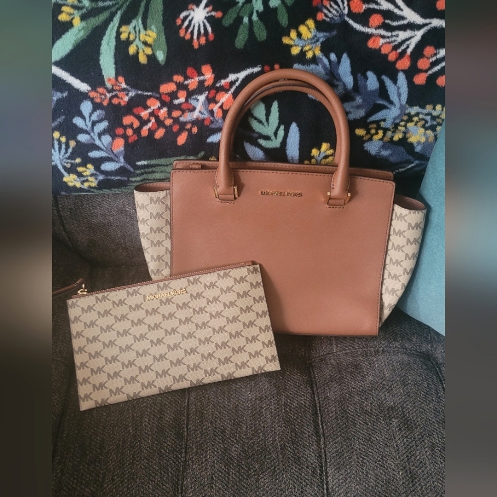 Michael Kors Matching Set - Selma Bag + Jet Set Wristlet